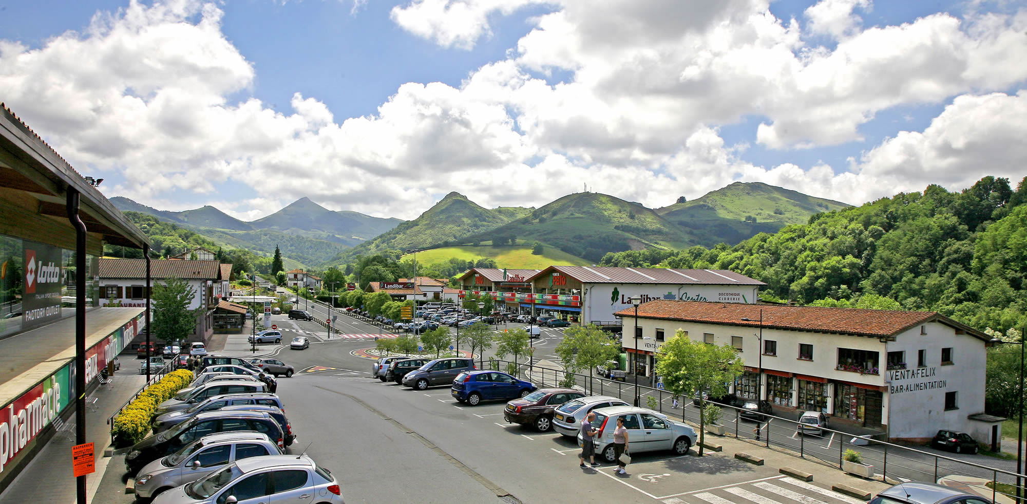 Our shopping establishments in Urdax Dantxarinea have their own parking areas