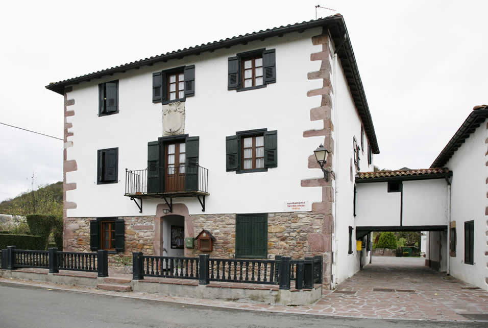 Do cultural tourism and enjoy the best cuisine in Urdax Dantxarinea